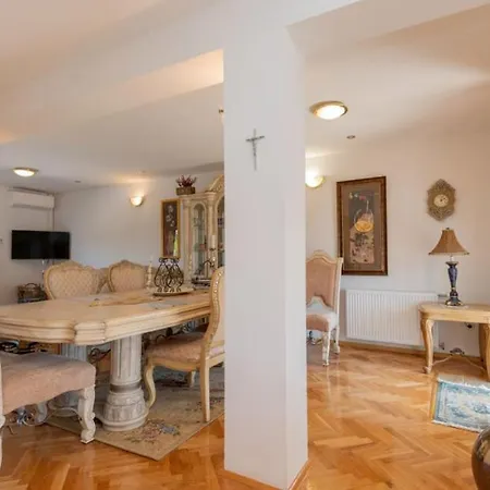 别墅 Zovko In By Guide