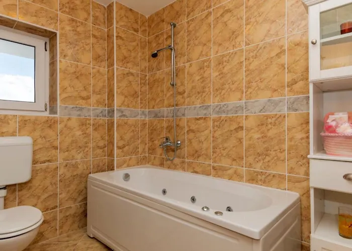 Zovko In By Guide * Μακάρσκα