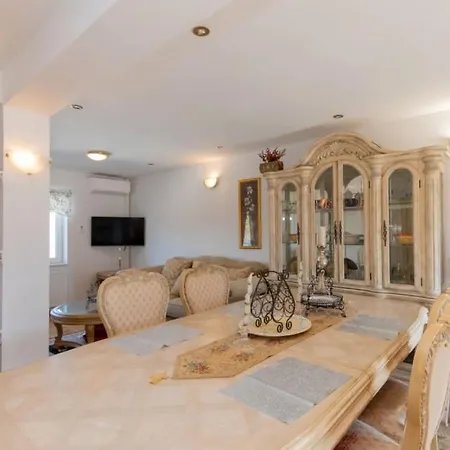 Zovko In By Guide Villa